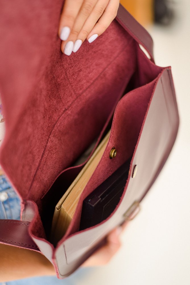 Жіноча напівкругла сумка через плече арт. 615 ручної роботи з натуральної шкіри із глянцевим ефектом бордового кольору 615_cappucino  Boorbon