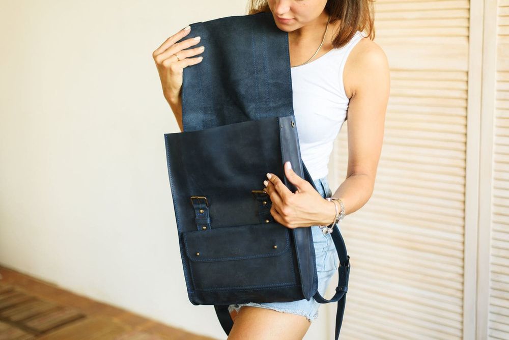 Вместительный женский рюкзак ручной работы арт. 510 из натуральной винтажной кожи синего цвета 510_bordo Boorbon