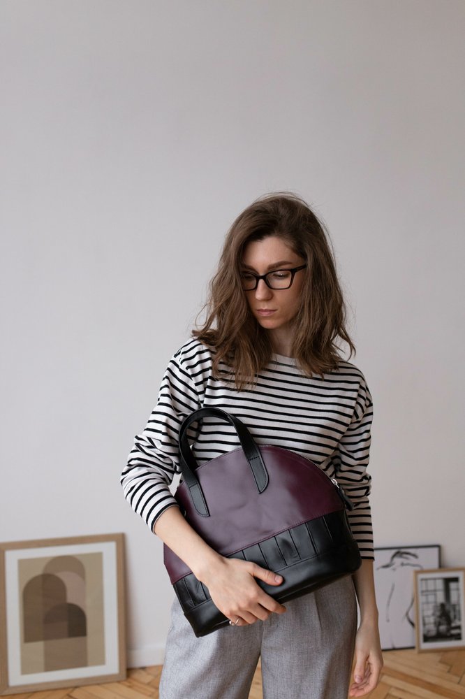 Женская сумка бриф кейс арт. Daily из натуральной кожи с эффектом легкого глянца черно-бордового цвета