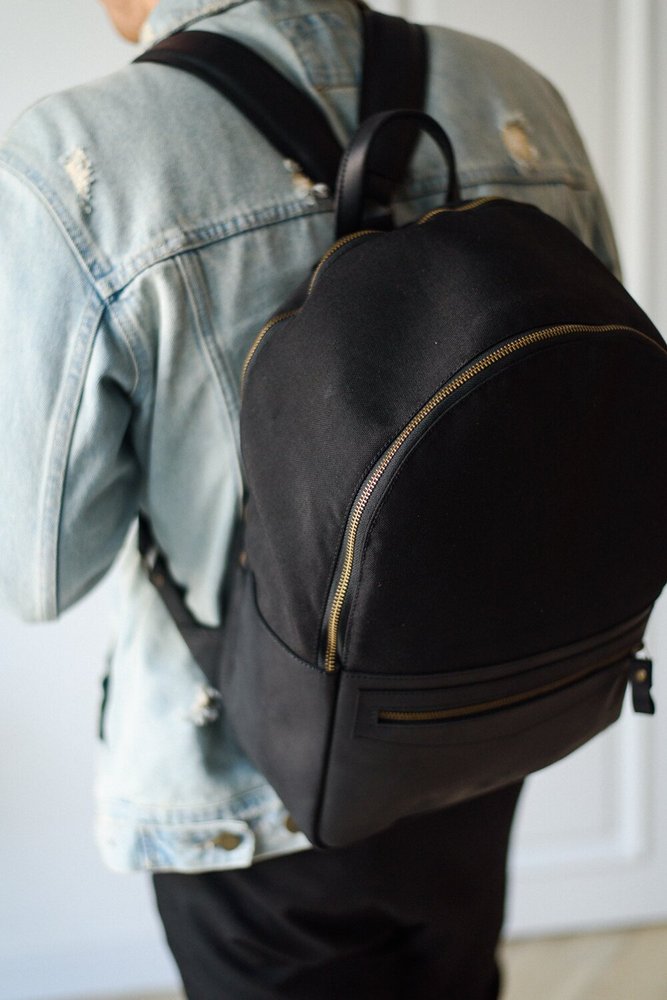 Повседневный и вместительный мужской рюкзак ручной работы арт. Kuga из натуральной винтажной кожи черного цвета