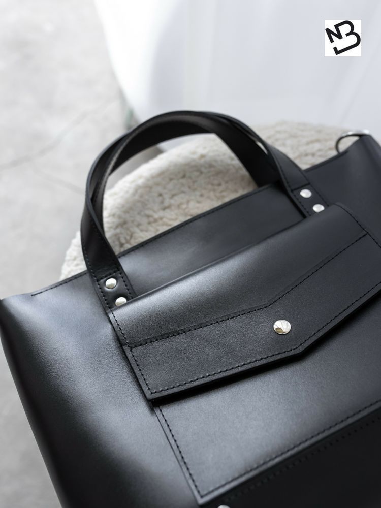 Классическая вместительная женская сумка арт. 650 ручной работы из натуральной кожи с легким глянцевым эффектом черного цвета 650_blackkais_ Boorbon