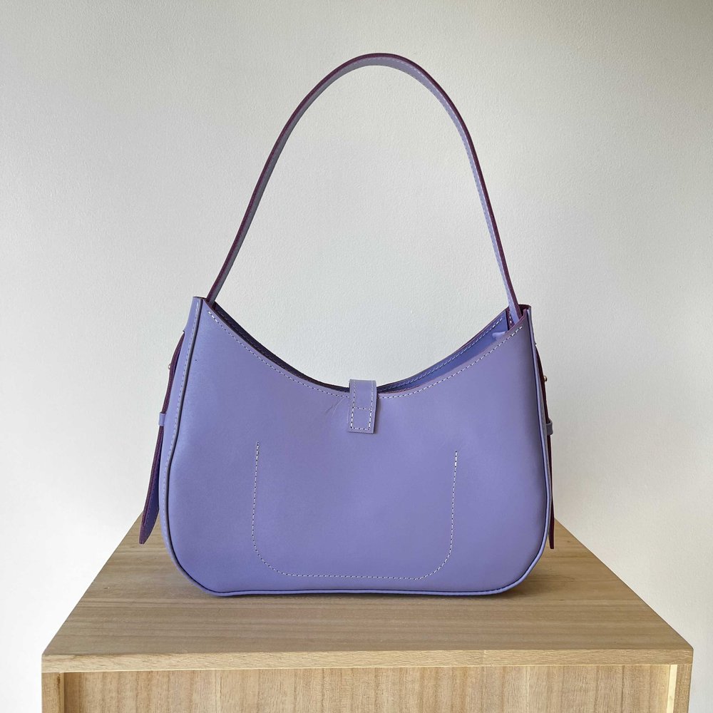 Женская сумка-трапеция арт. 641 из натуральной кожи с легким глянцем лавандового цвета