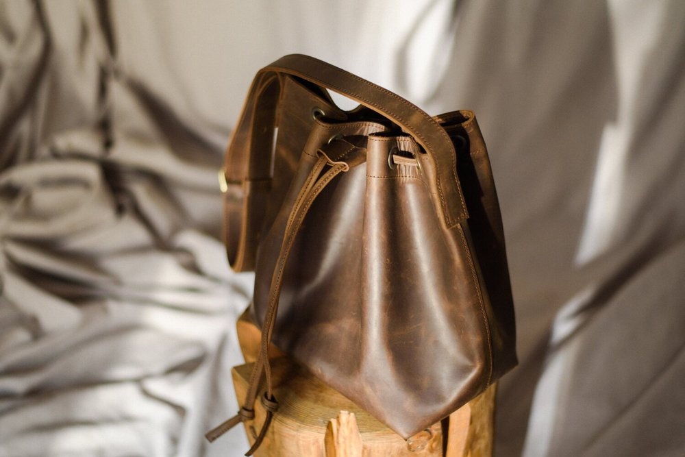 Женская сумка кисет арт. Bucket на затяжке ручной работы из винтажной натуральной кожи коричневого цвета bucket_brown Boorbon