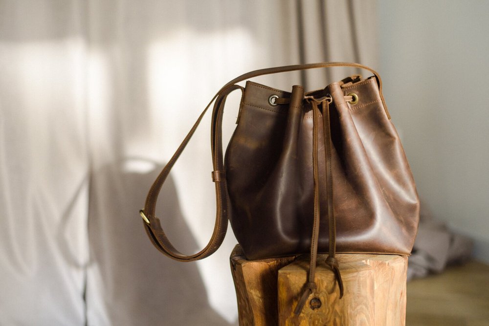 Жіноча сумка кисет арт. Bucket на затяжці ручної роботи з вінтажної натуральної шкіри коричневого кольору bucket_brown Boorbon