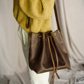 Женская сумка кисет арт. Bucket на затяжке ручной работы из винтажной натуральной кожи коричневого цвета