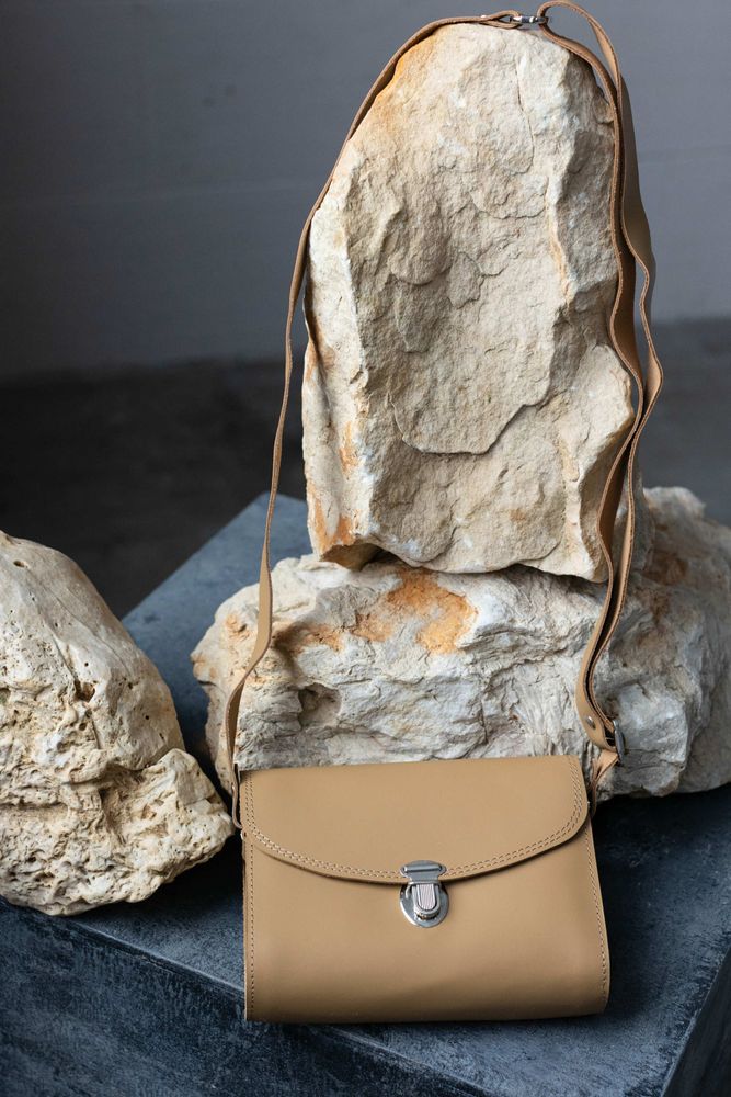 Миниатюрная сумка арт. Lilu из натуральной кожи с легким глянцевым эффектом цвета капучино Lilu_capuccino_kaiser Boorbon