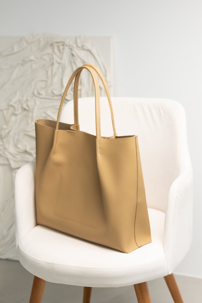 Об'ємна сумка шоппер арт. Sierra L кольору капучино із натуральної шкіри з легким глянцевим ефектом Sierra_cappuccino_kaiser Boorbon