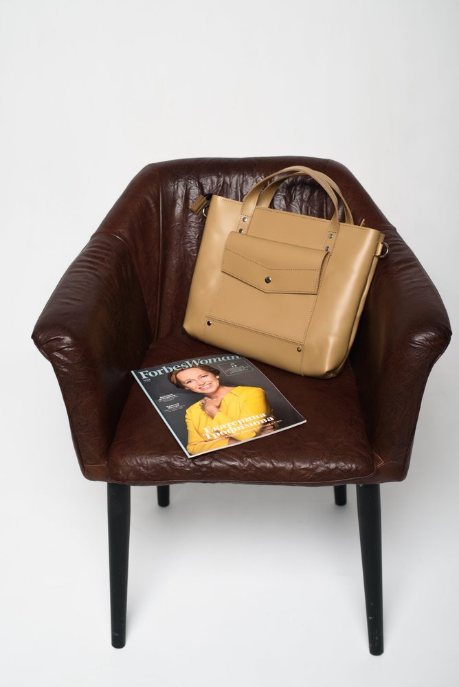 Классическая вместительная женская сумка арт. 650 ручной работы из натуральной кожи с легким глянцевым эффектом цвета капучино