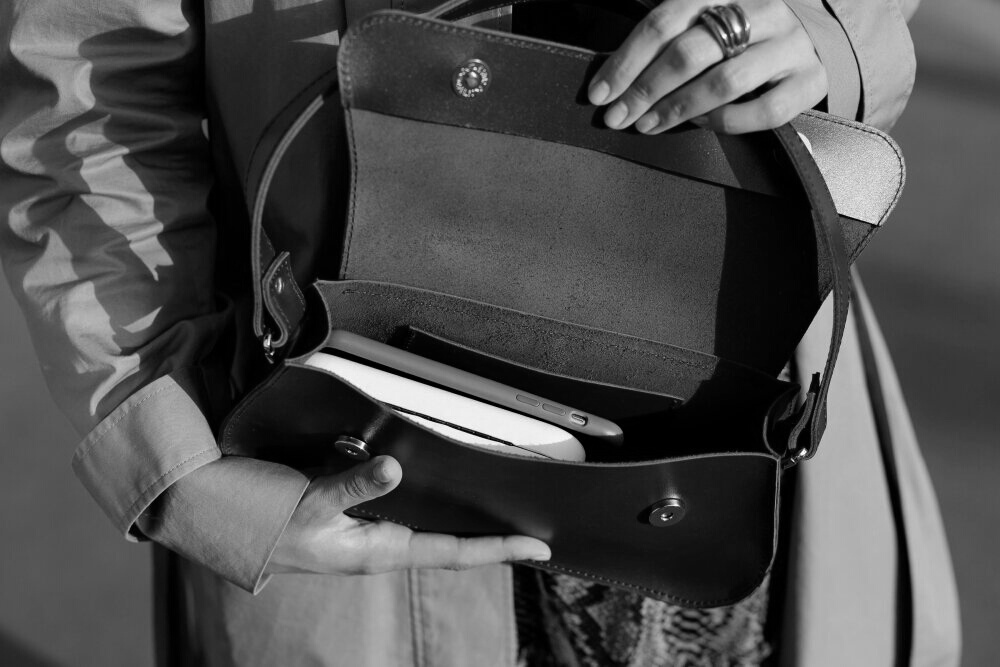 Женская сумка багет арт. 651 ручной работы из черной кожи с легким глянцем 651_brd Boorbon