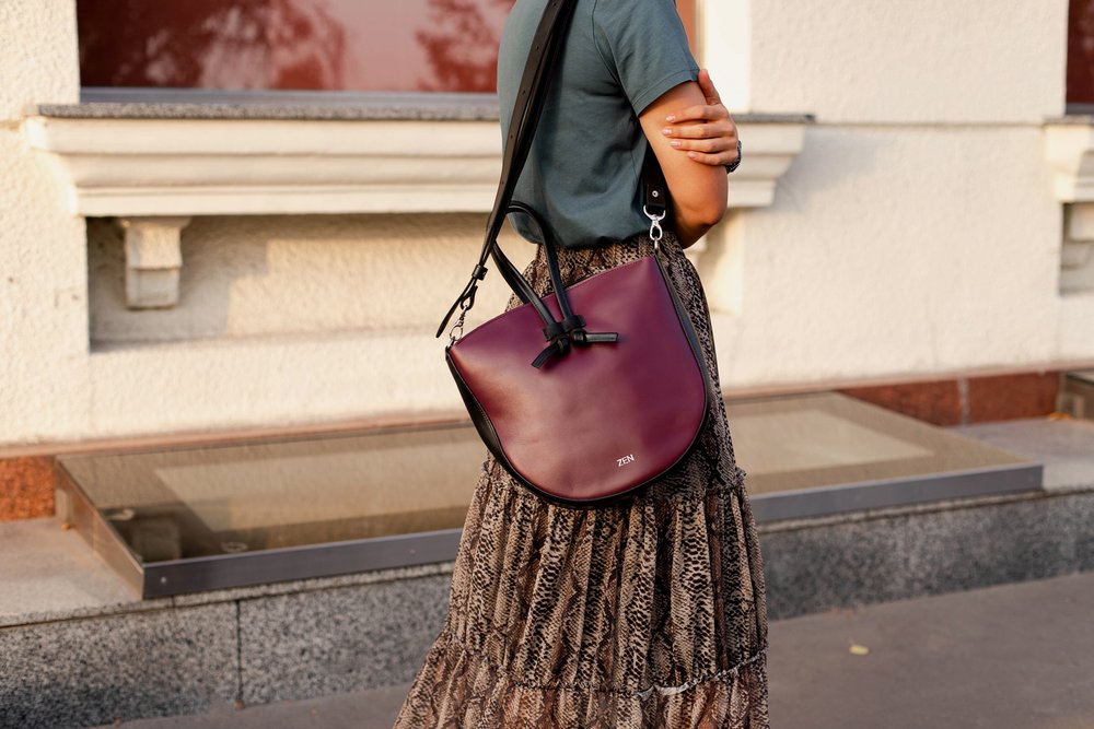 Женская сумка через плечо ручной работы арт. Z005 из натуральной кожи с эффектом легкого глянца бордового цвета z005_bordo  Boorbon