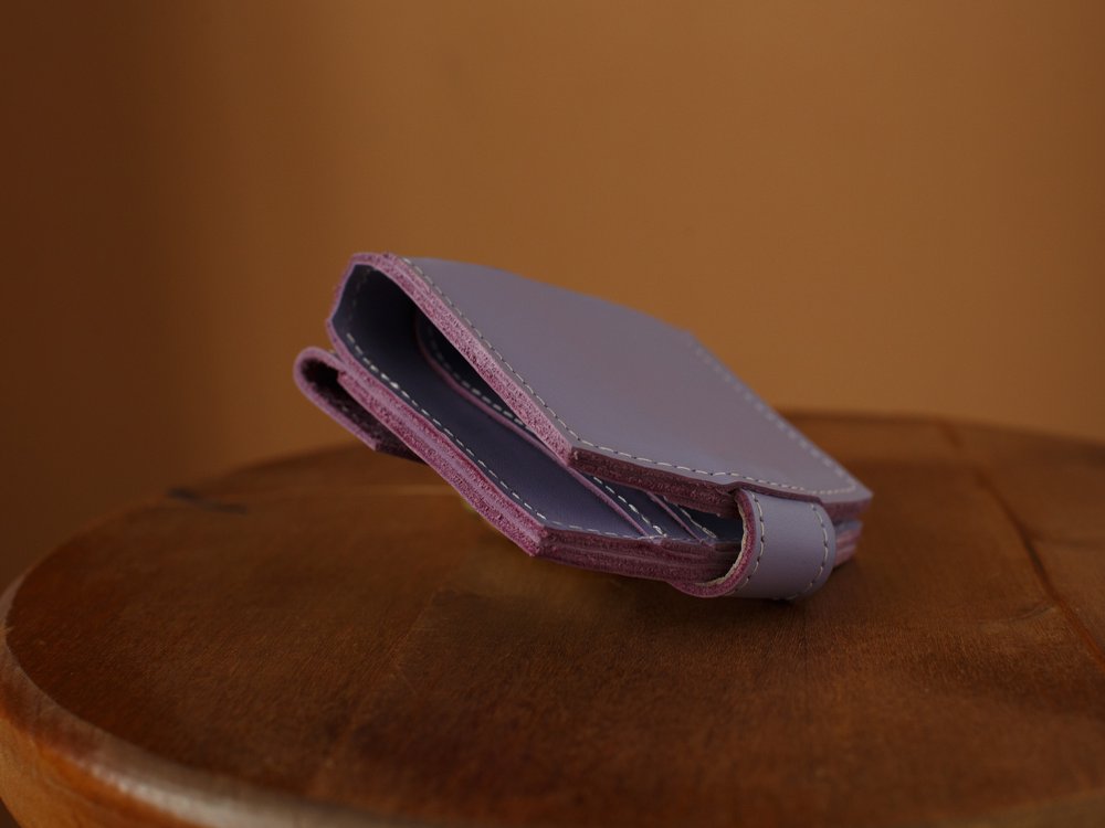 Миниатюрный кошелек ручной работы арт. 107 лавандового цвета из натуральной кожи с легким глянцевым эффектом