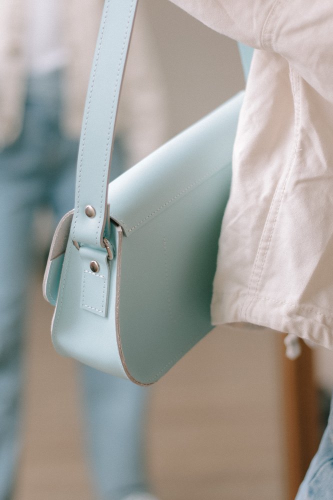 Женская сумка багет арт. 651 ручной работы из натуральной кожи голубого цвета с легким глянцевым эффектом 651_brd Boorbon