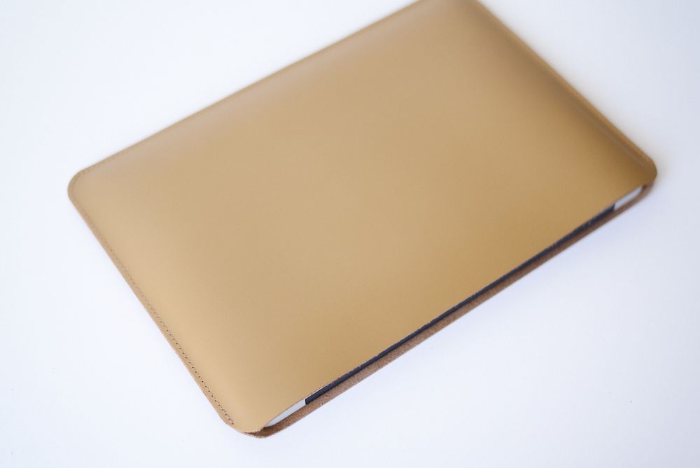 Чехол для MacBook ручной работы арт. Flick из натуральной кожи цвета капучино