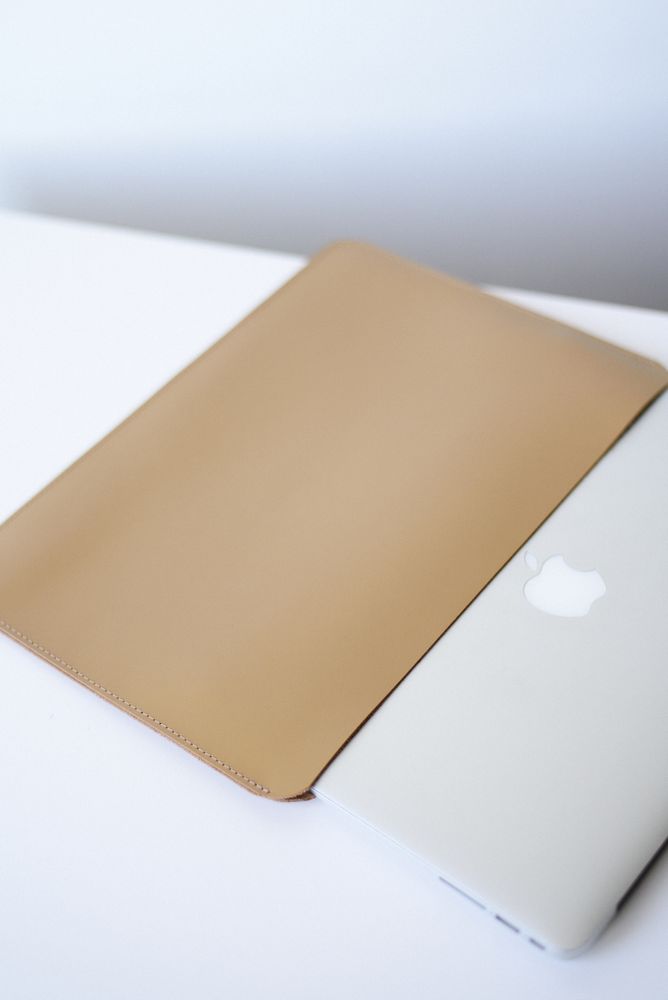 Чехол для MacBook ручной работы арт. Flick из натуральной кожи цвета капучино