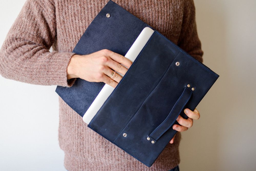 Чехол для MacBook ручной работы арт. Safer из натуральной кожи с винтажным эффектом синего цвета