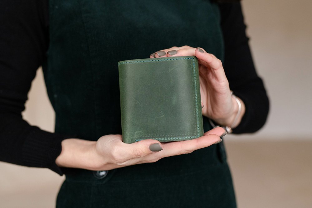 Жіночий гаманець на кнопці ручної роботи арт. 104 зеленого кольору з натуральної вінтажної шкіри 104_cognk Boorbon