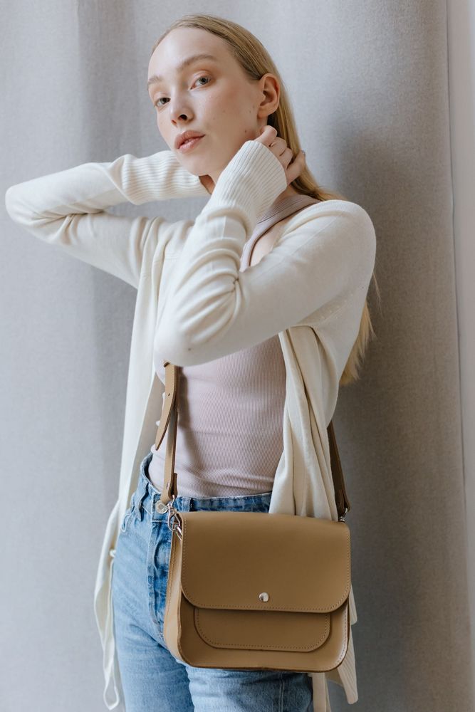 Мінімалістична жіноча сумка через плече арт. 609b з натуральної глянцевої шкіри кольору капучино 609b_cappuccino Boorbon