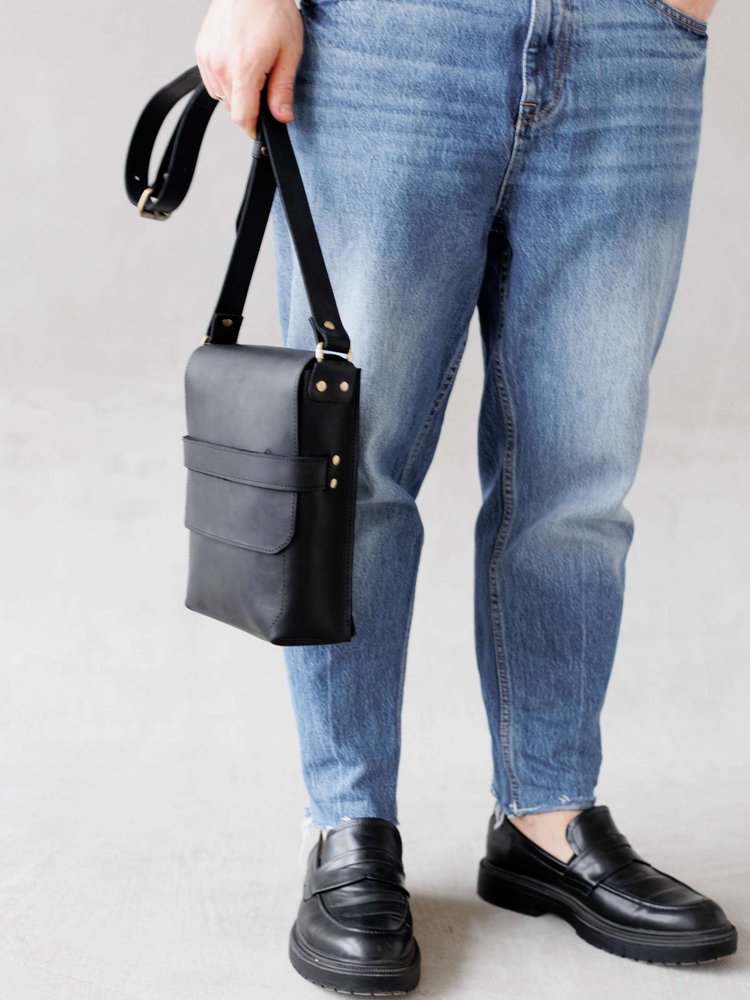 Чоловіча сумка месенджер через плече арт. 608 ручної роботи з натуральної вінтажної шкіри чорного кольору 608_black Boorbon