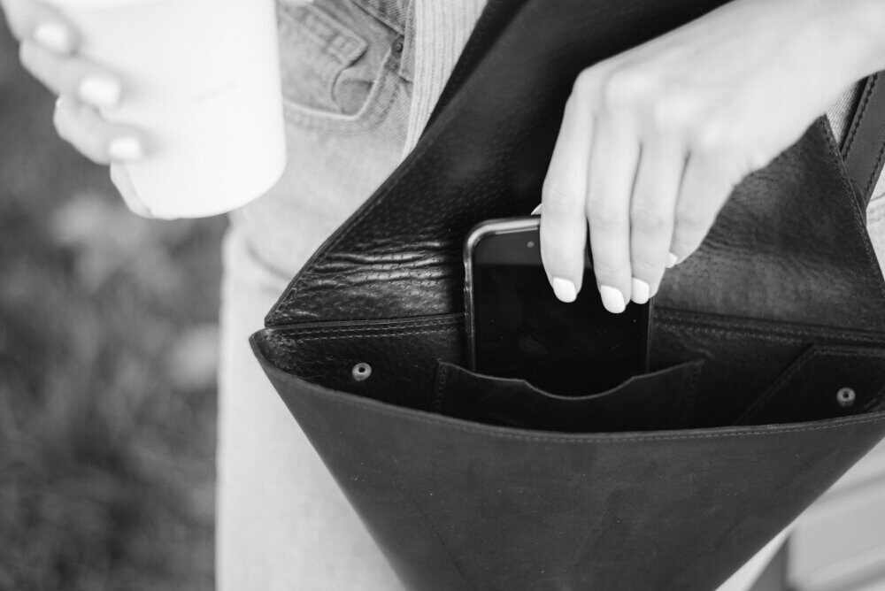 Треугольная стильная женская сумка арт. 618 из винтажной натуральной кожи темно-серого цвета 618_black Boorbon
