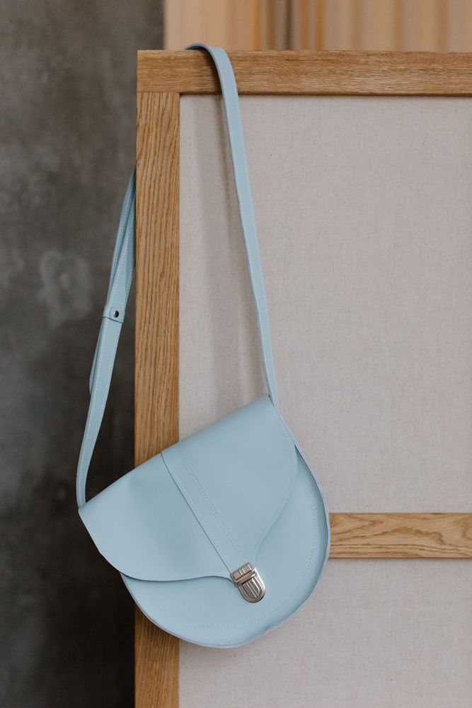 Жіноча напівкругла сумка через плече арт. 615 ручної роботи з натуральної шкіри із глянцевим ефектом блакитного кольору 615_blue_kaiser Boorbon