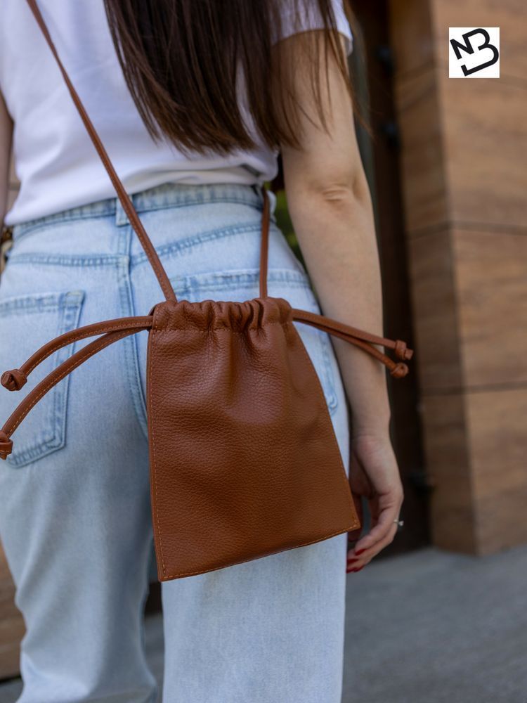 Мініатюрна сумка крос-боді на затяжках арт. Pouch з натуральної фактурної шкіри коньячного кольору pouch_cogn_flotar Boorbon