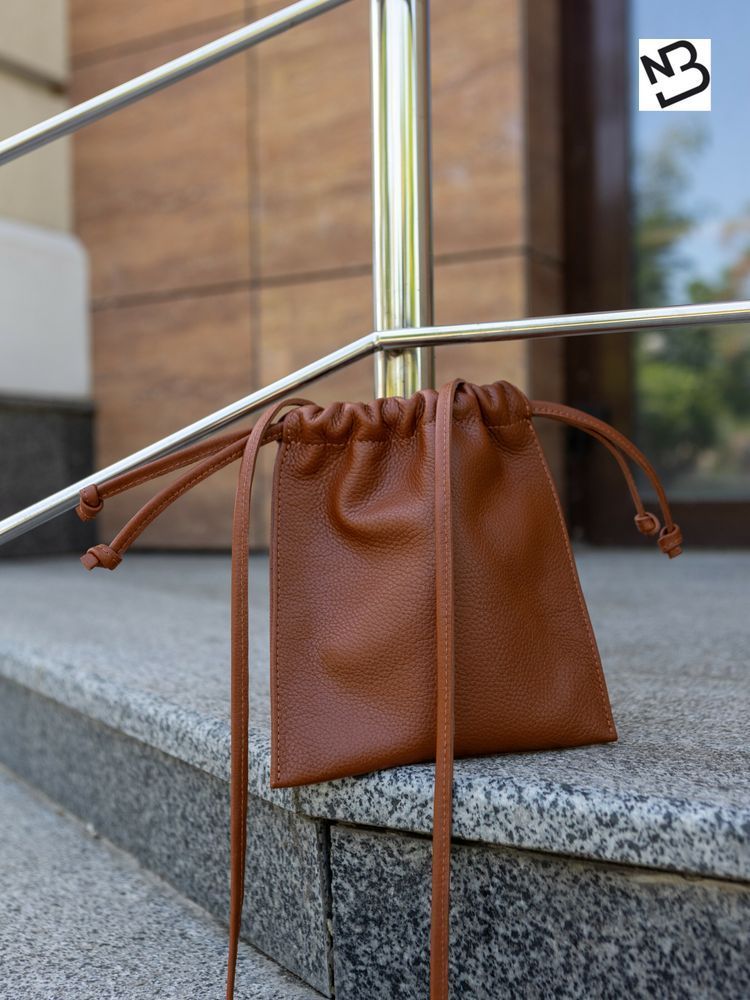 Мініатюрна сумка крос-боді на затяжках арт. Pouch з натуральної фактурної шкіри коньячного кольору pouch_cogn_flotar Boorbon