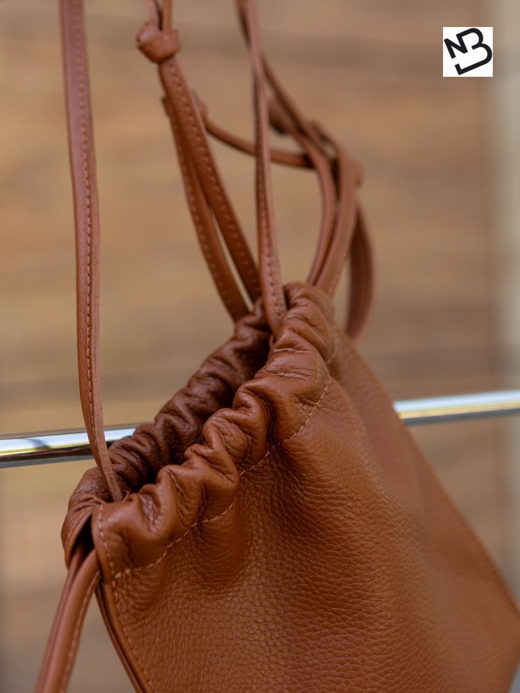 Мініатюрна сумка крос-боді на затяжках арт. Pouch з натуральної фактурної шкіри коньячного кольору pouch_cogn_flotar Boorbon