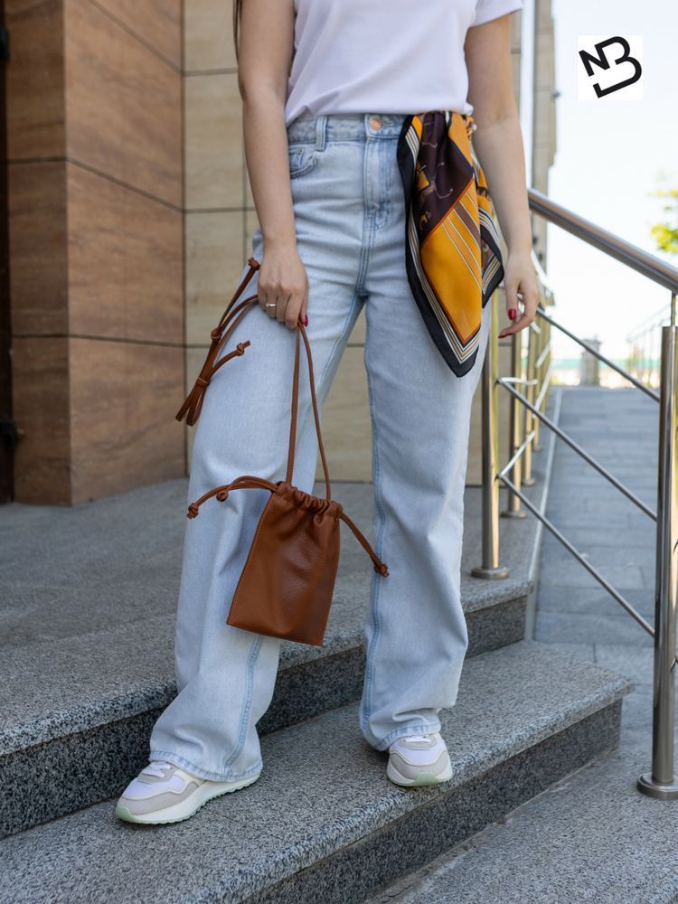Мініатюрна сумка крос-боді на затяжках арт. Pouch з натуральної фактурної шкіри коньячного кольору pouch_cogn_flotar Boorbon