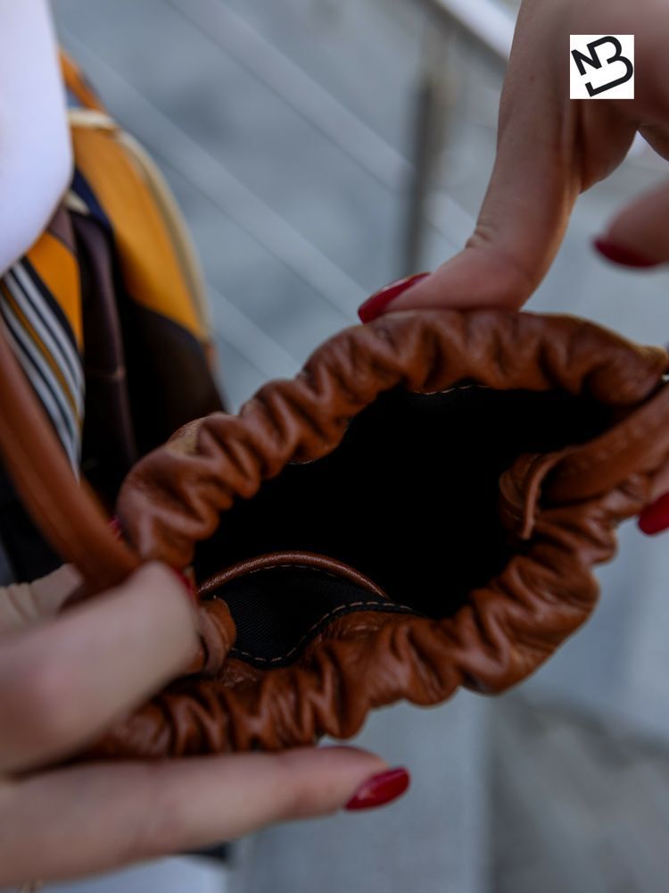 Мініатюрна сумка крос-боді на затяжках арт. Pouch з натуральної фактурної шкіри коньячного кольору pouch_cogn_flotar Boorbon