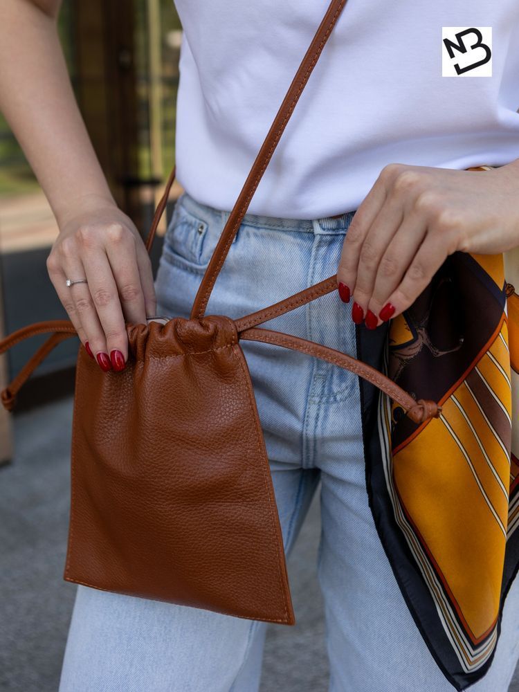 Мініатюрна сумка крос-боді на затяжках арт. Pouch з натуральної фактурної шкіри коньячного кольору pouch_cogn_flotar Boorbon