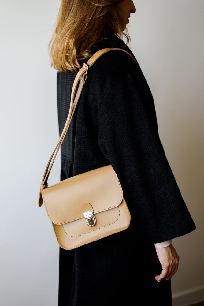 Жіноча сумка через плече арт. 614 ручної роботи з натуральної шкіри із легким глянцевим ефектом кольору капучино 614_cappuccino Boorbon