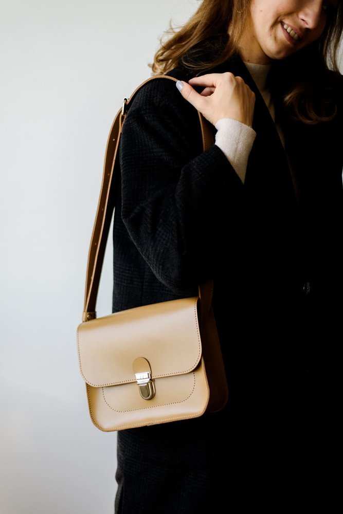 Жіноча сумка через плече арт. 614 ручної роботи з натуральної шкіри із легким глянцевим ефектом кольору капучино 614_cappuccino Boorbon