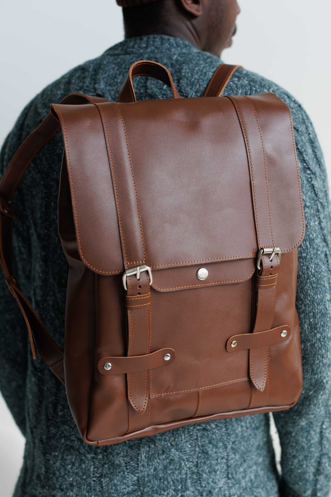 Вместительный мужской городской рюкзак ручной работы арт. 501 из натуральной полуматовой кожи коньячного цвета