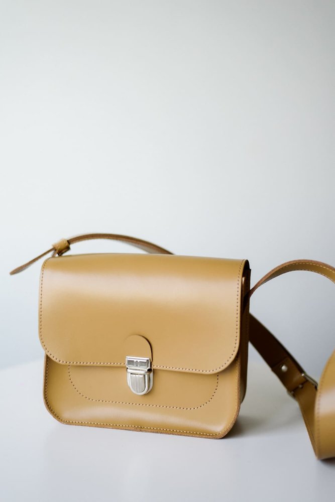 Женская сумка через плечо арт. 614 ручной работы из натуральной кожи с легким глянцевым эффектом цвета капучино 614_cappuccino Boorbon
