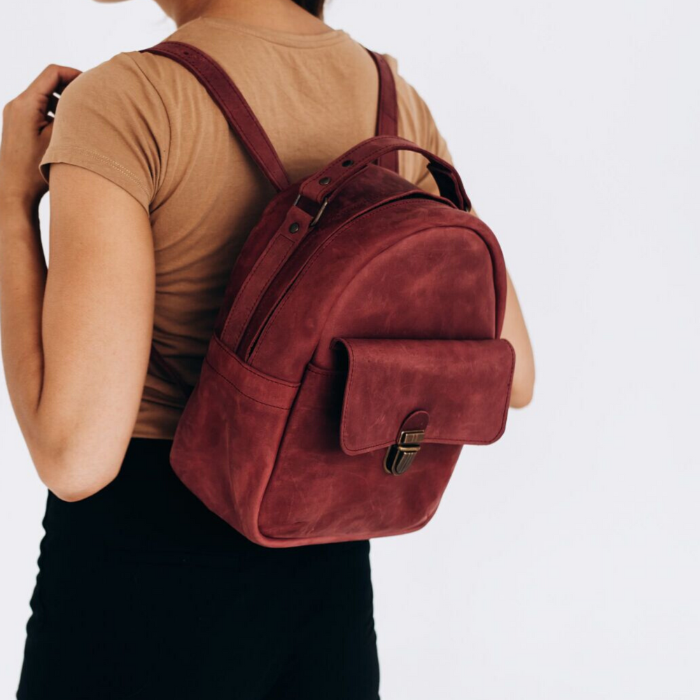 Женский мини-рюкзак ручной работы арт.520 из натуральной винтажной кожи бордового цвета