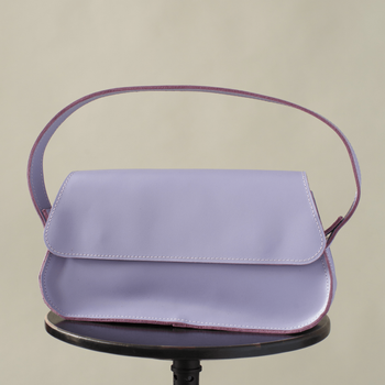Женская сумка багет арт. 651 ручной работы из натуральной кожи лавандового цвета с легким глянцевым эффектом