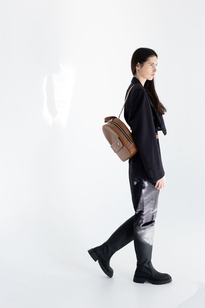 Стильний жіночий міні-рюкзак ручної роботи арт. 519 коньячного кольору з натуральної шкіри з легким матовим ефектом 519_black_savage Boorbon