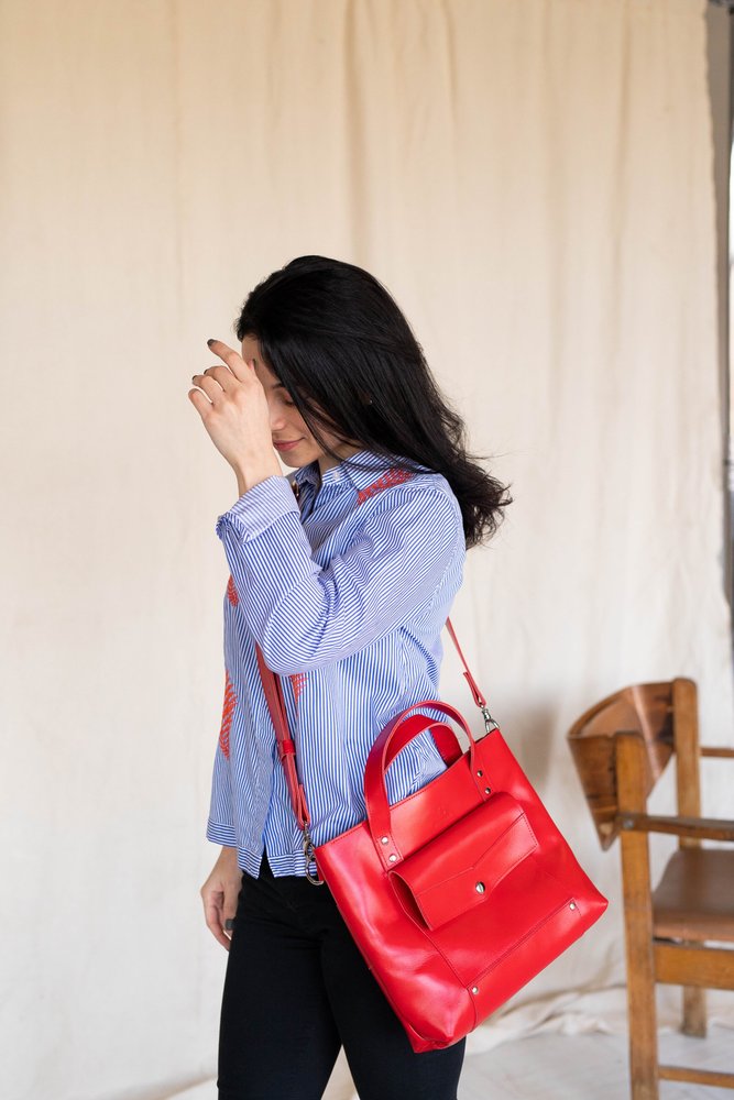 Класична містка жіноча сумка арт. 650 ручної роботи з натуральної шкіри з ефектом легкого глянцю червоного кольору 650_black Boorbon