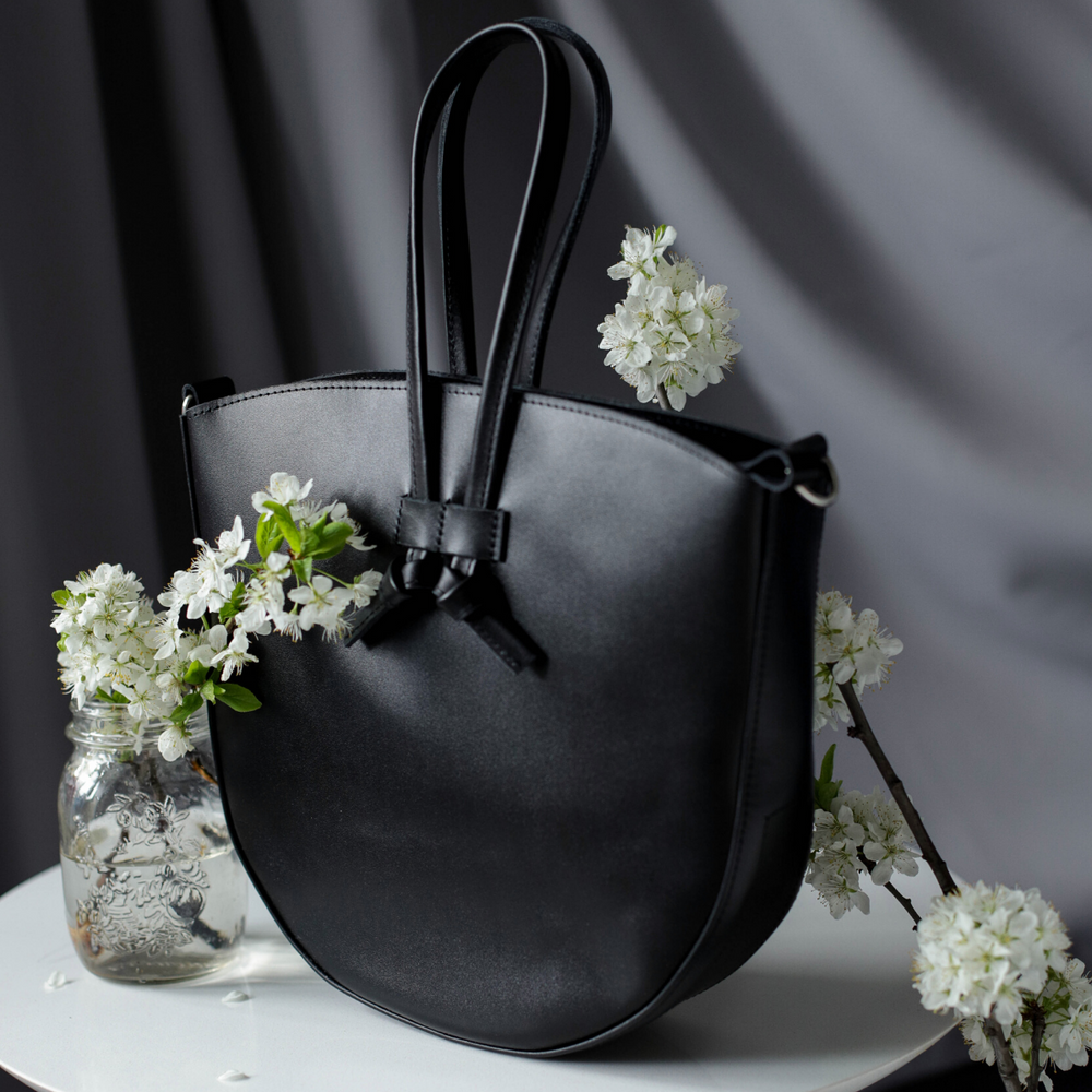 Жіноча сумка через плече ручної роботи арт. Z005 з натуральної шкіри з ефектом легкого глянцю чорного кольору z005_black Boorbon