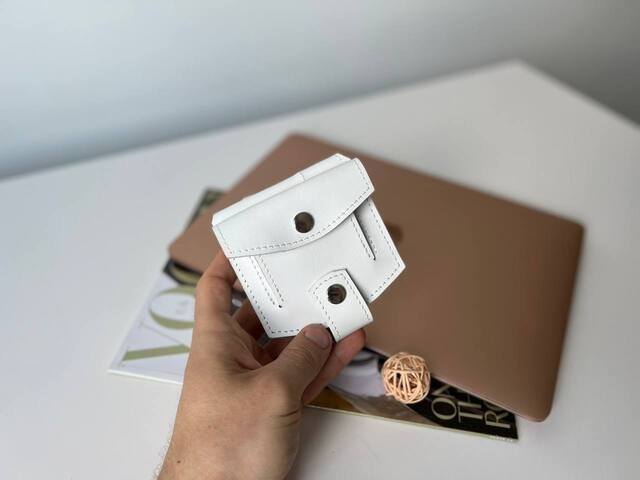 Мініатюрний гаманець ручної роботи арт. 107 із натуральної шкіри із легким матовим ефектом білого кольору 107_fist Boorbon