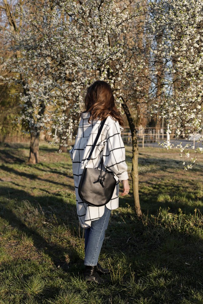 Жіноча сумка через плече ручної роботи арт. Z005 з натуральної шкіри з ефектом легкого глянцю чорного кольору z005_black Boorbon