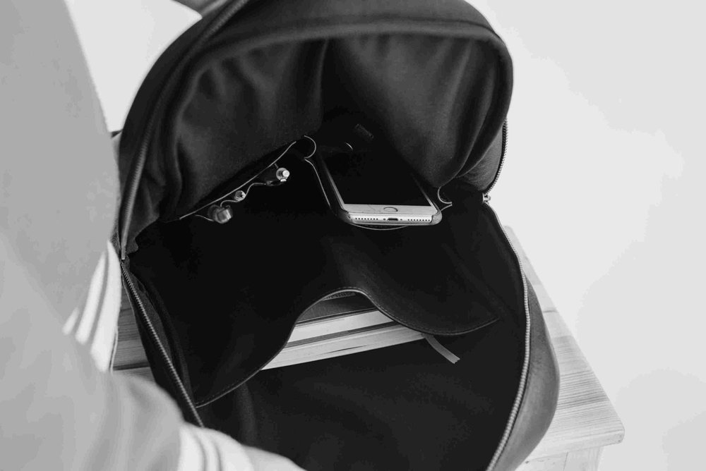 Класичний чоловічий рюкзак в мінімалістичному стилі арт. Klerk ручної роботи з натуральної фактурної шкіри чорного кольору