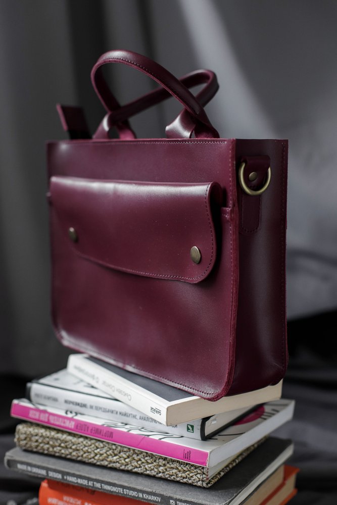 Зручна і стильна жіноча сумка арт. 639 ручної роботи з натуральної шкіри бордового кольору з ефектом легкого глянцю 639_bordo Boorbon