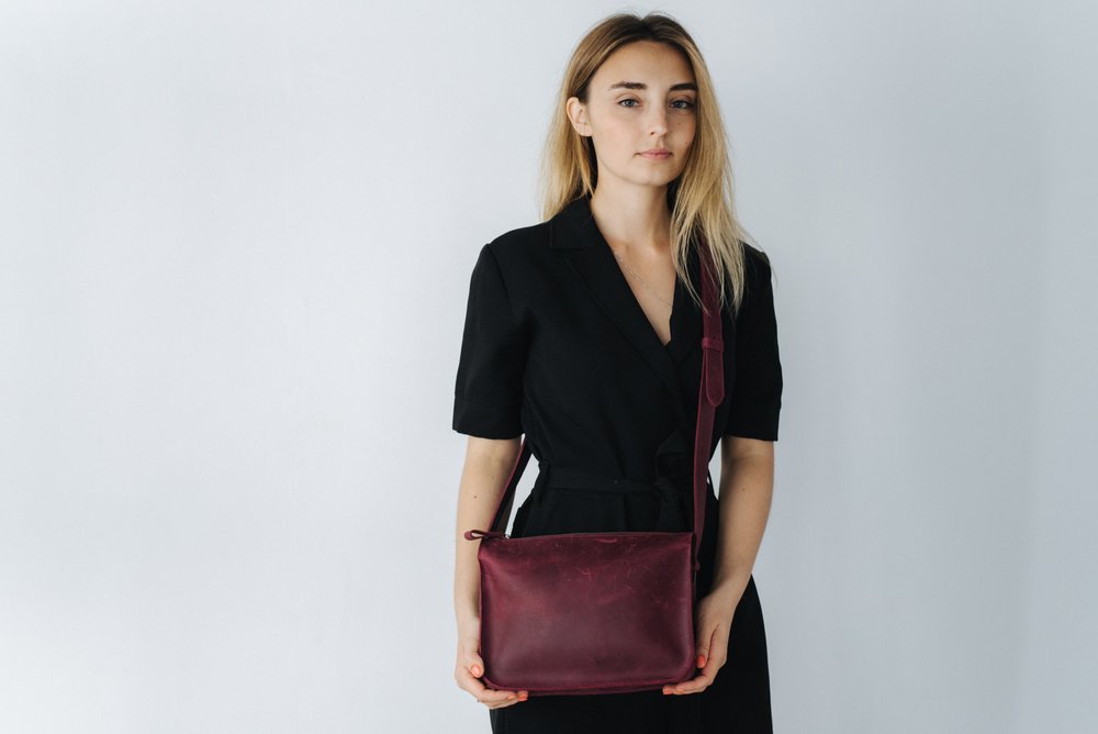 Универсальная женская сумка в минималистичном стиле арт. 627 ручной работы из винтажной натуральной кожи бордового цвета 627_bordo Boorbon