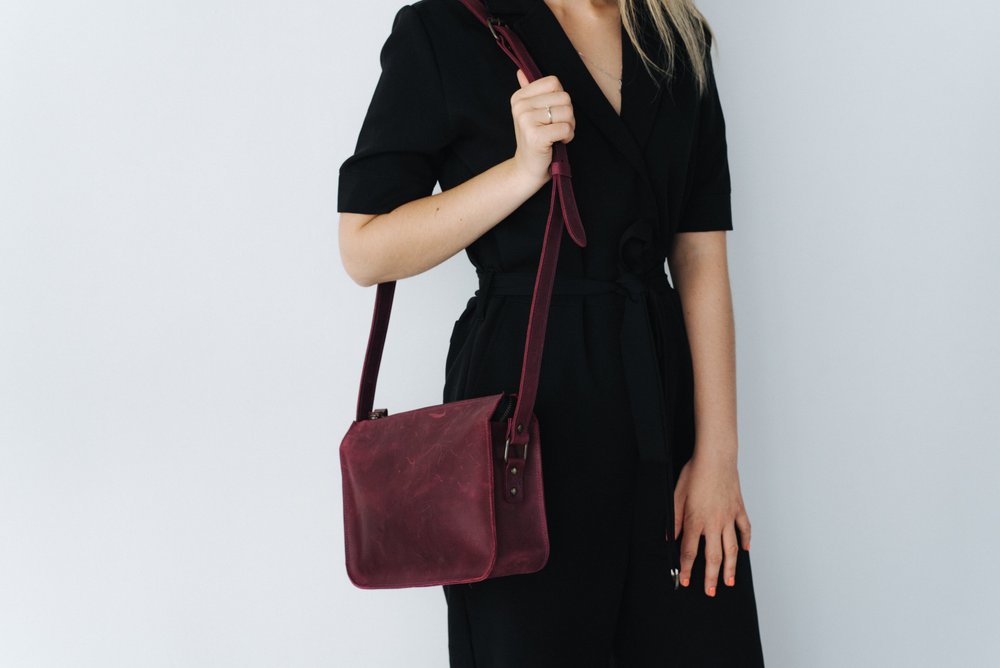 Універсальна жіноча сумка в мінімалістичному стилі арт. 627 ручної роботи з вінтажної натуральної шкіри бордового кольору 627_bordo Boorbon