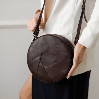 Круглая женская сумка через плечо арт. 630 ручной работы из натуральной винтажной кожи коричневого цвета