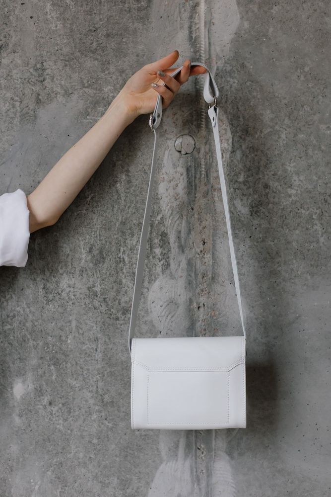 Миниатюрная сумка арт. Lilu из натуральной кожи с легким глянцевым эффектом белого цвета  Lilu_white Boorbon