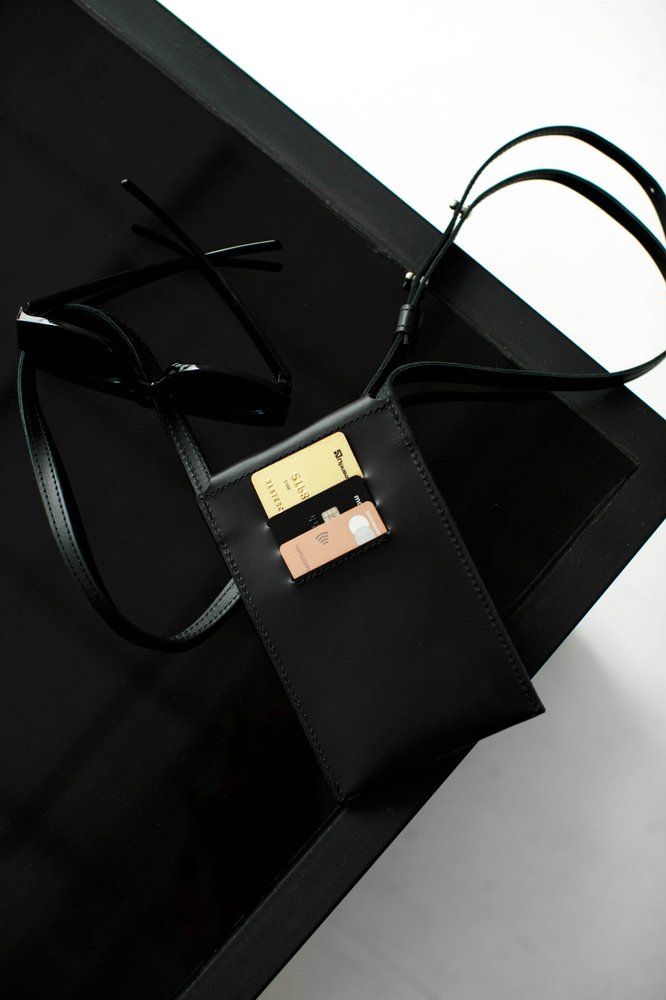 Мініатюрна сумка-чохол для телефону арт. Bali ручної роботи з натуральної шкіри з легким матовим ефектом чорного кольору Bali_black Boorbon